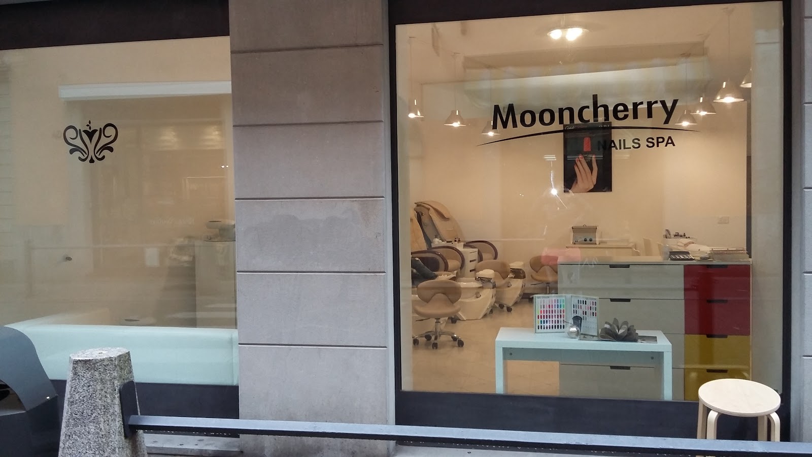 Vetrina esterna Mooncherry Nails Spa Bergamo