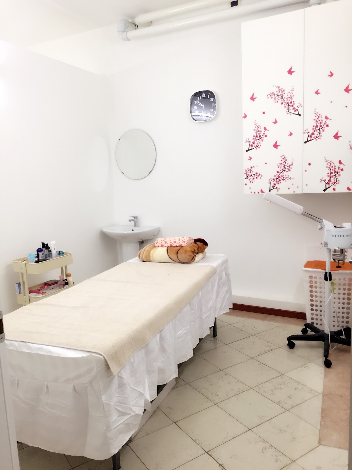 Interno sala Mooncherry Nails Spa — armadietti con decorazioni sakura, poltrone spa beige